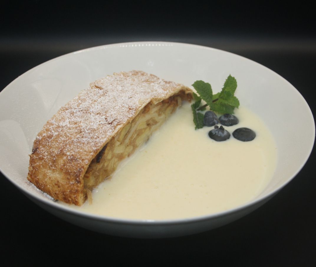 Apfelkuchen in Vanillesoße mit Heidelbeeren