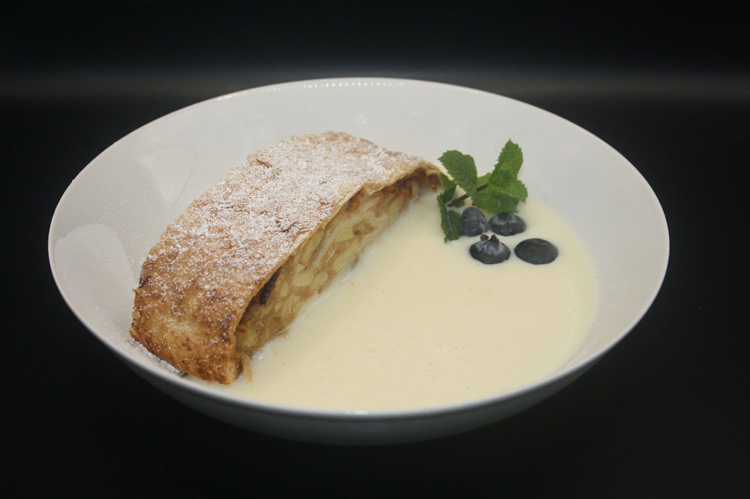 Apfelstrudel mit Vanillesauce und Heidelbeeren