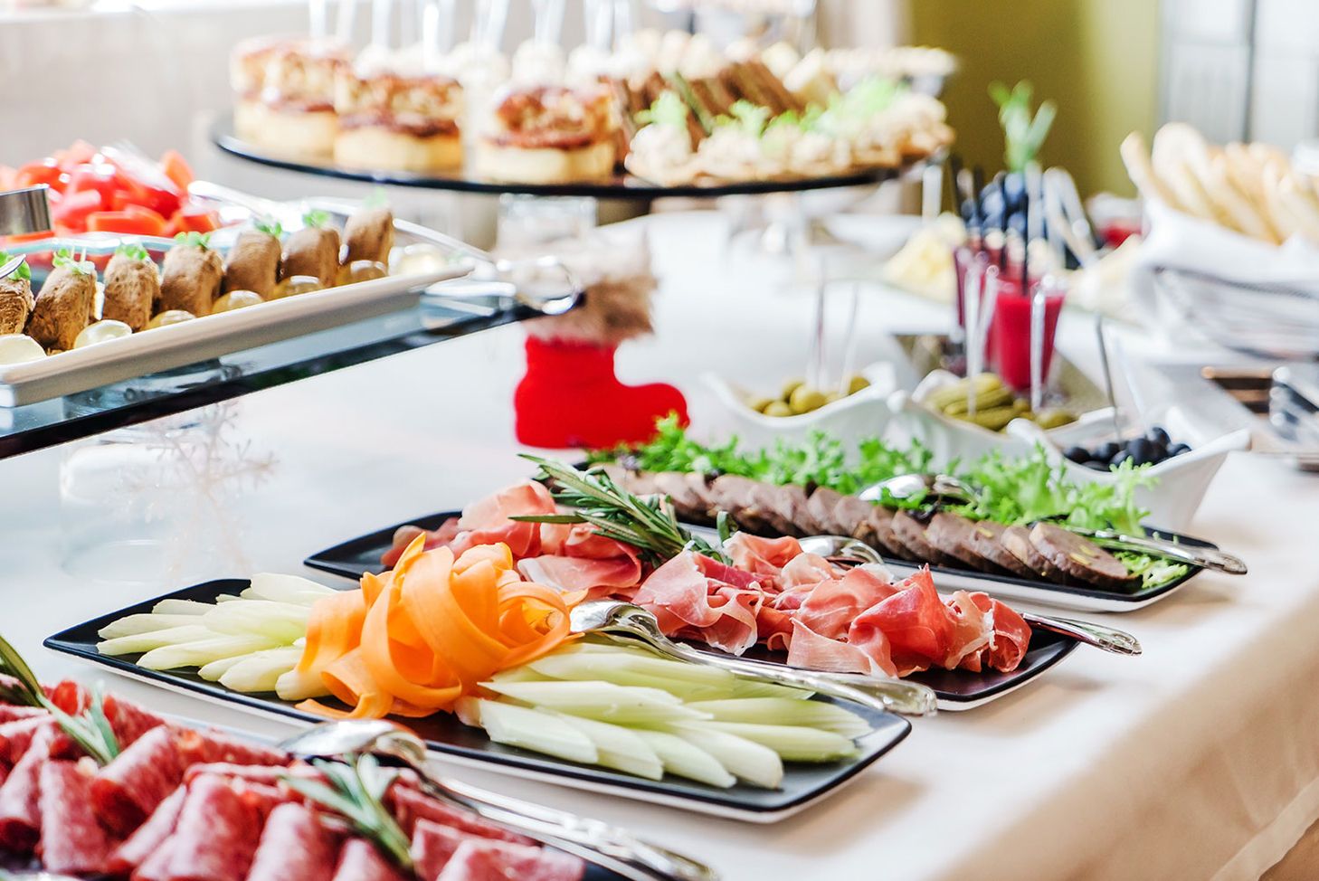 Ein Catering mit Fleisch und Gemüse auf einem Tisch