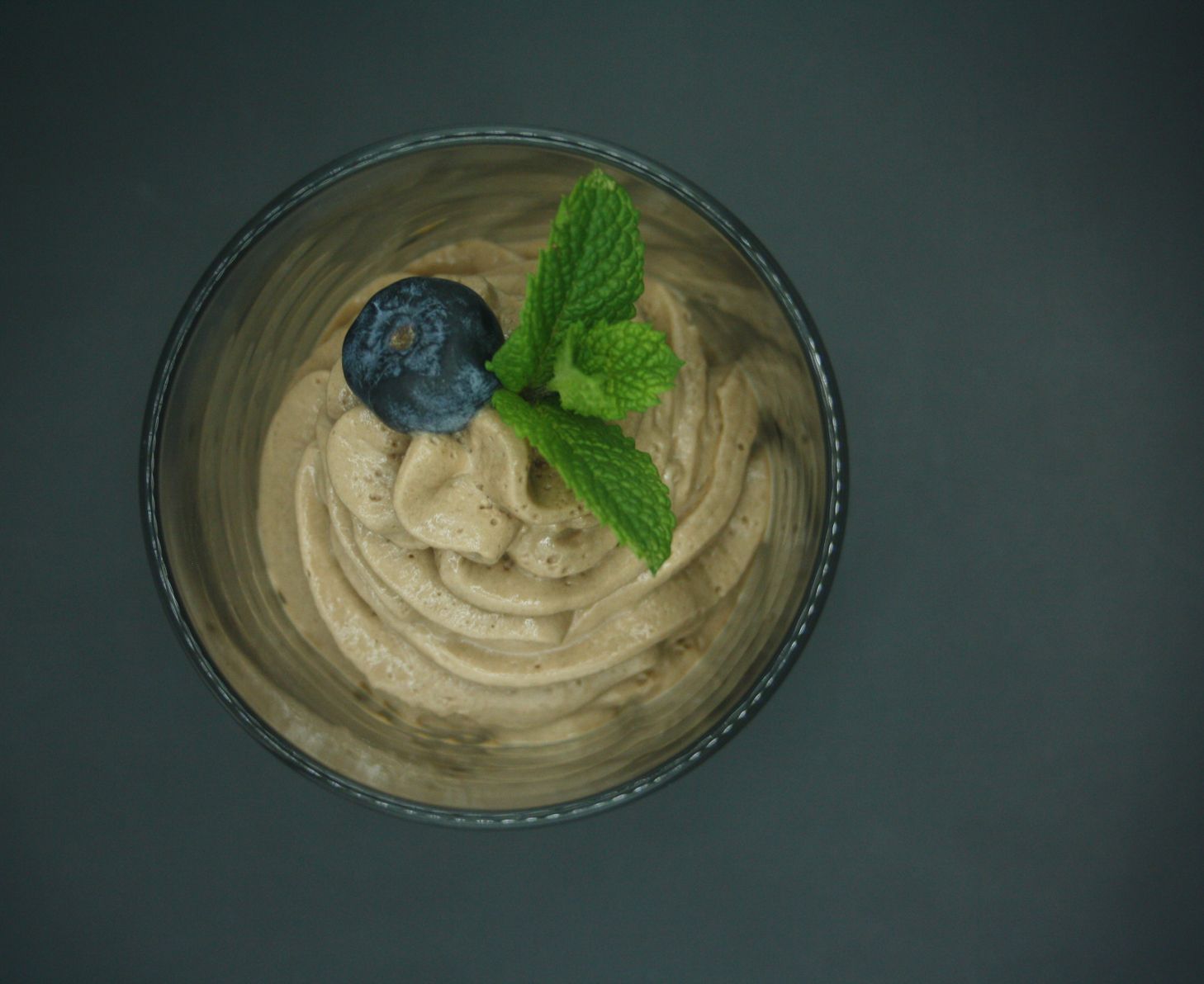 Frisches Dessert mit einer Heidelbeere in einem Glas