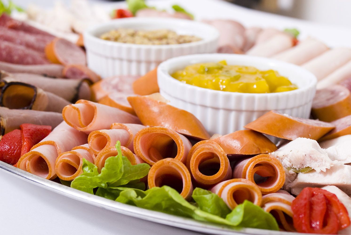 Ein Catering mit Fleisch, Gemüse und selbstgemachten Soßen auf einem Tisch