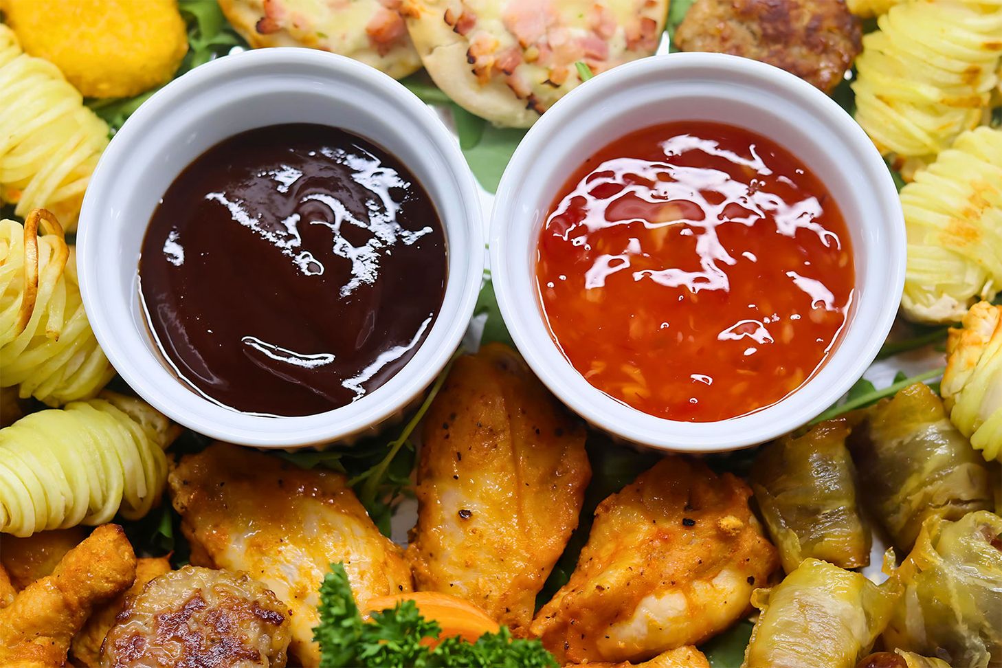 Ein Süß-Sauer-Dip und ein Barbecue-Dip