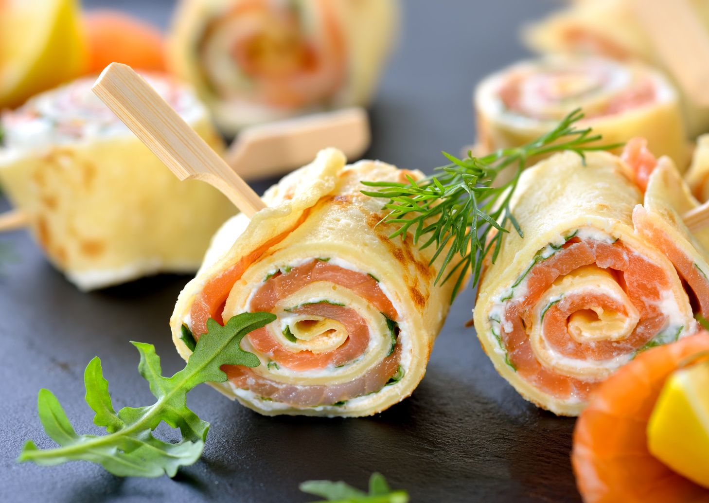 Lachsrollen mit einem Spieß
