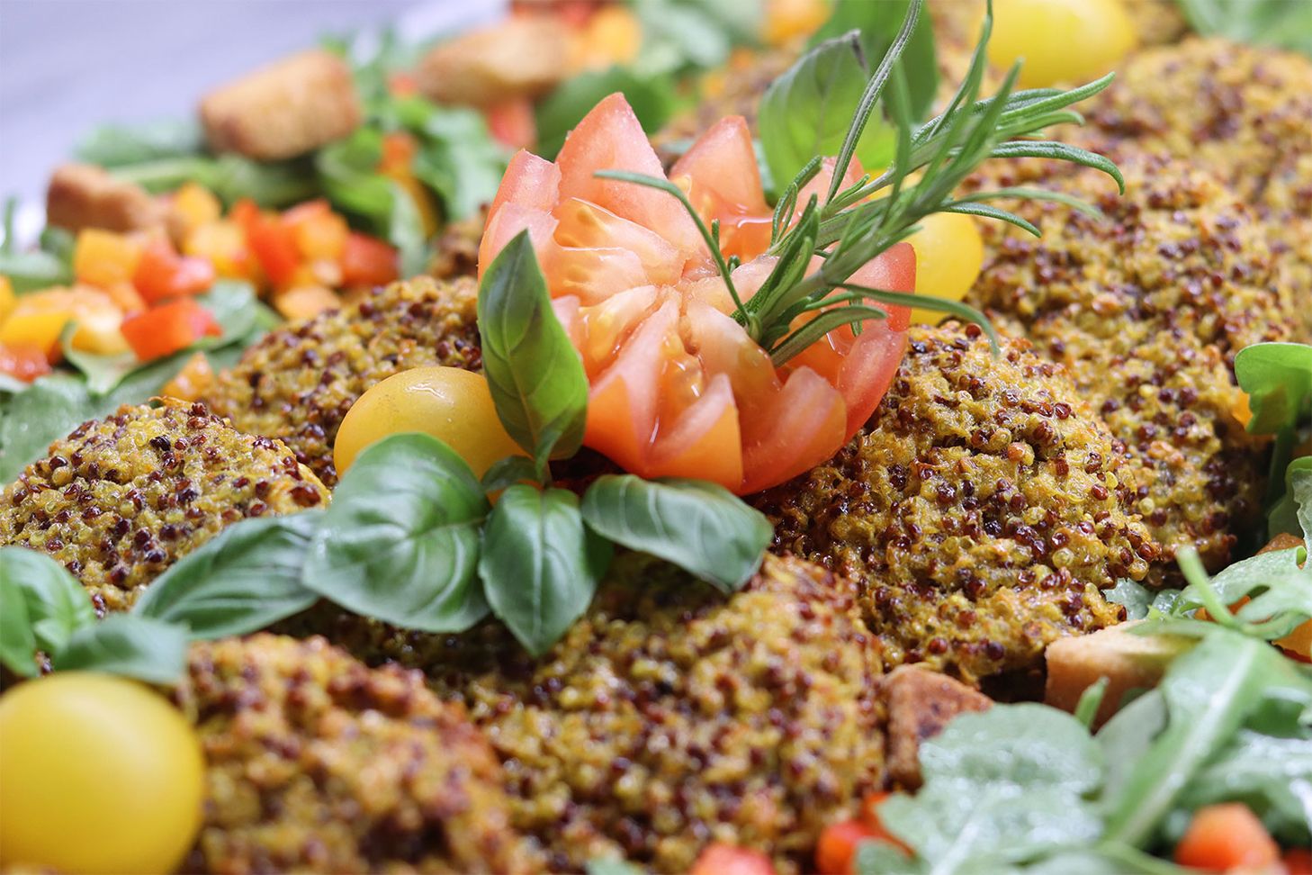 Quinoa und Bratlinge auf einer Platte