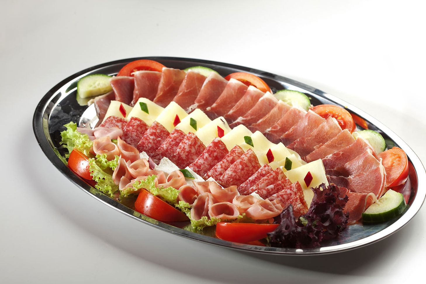 Eine Salami-Platte mit vielen verschiedenen Sorten und Gemüse
