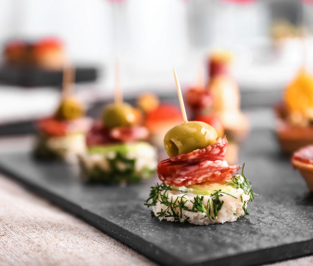 Salami-Oliven-Spiess zubereitet für ein Catering