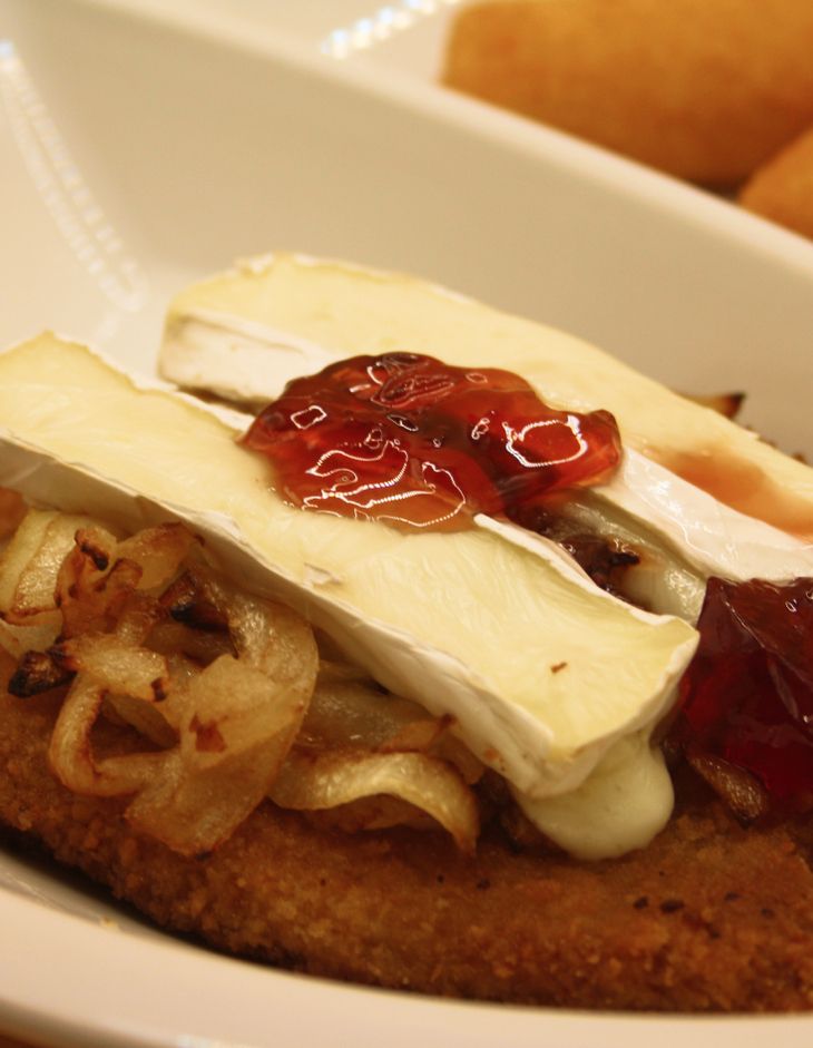 Schnitzel mit Camembert und Marmelade